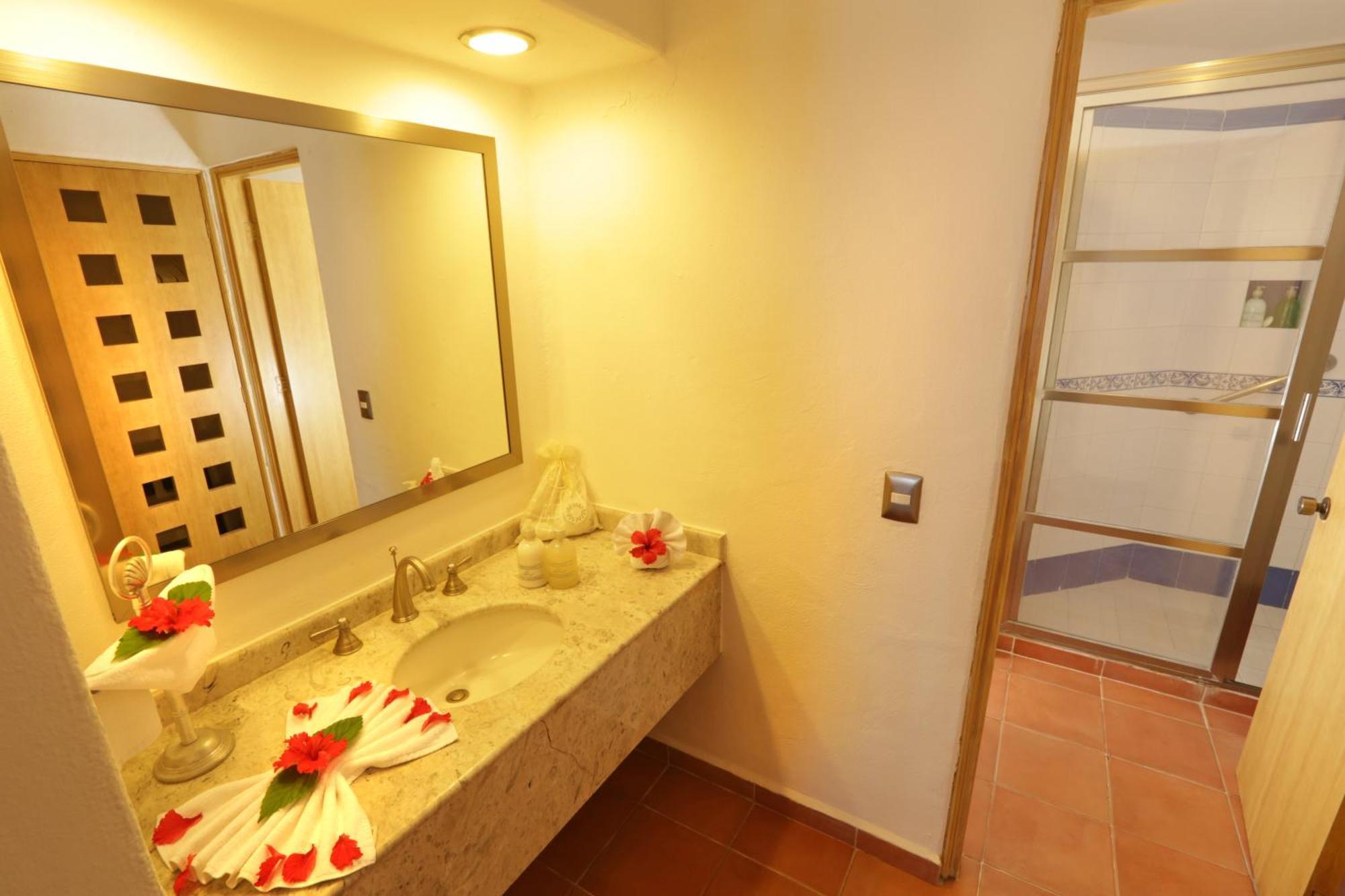 Suite con cama grande y vistas a la piscina